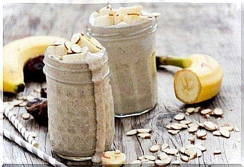 Stress-fighting juices with almonds and banana and coconut water