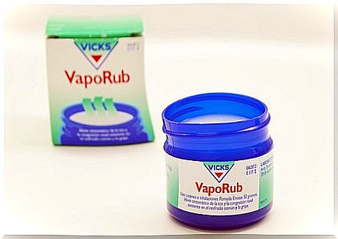 Vicks VapoRub against nail fungus