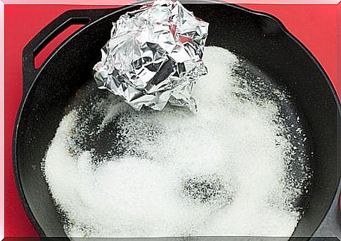 cleaning pans with aluminum foil and salt