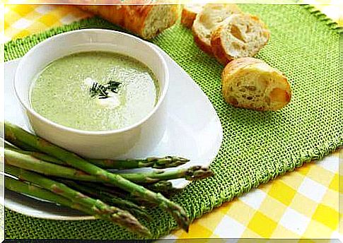 Asparagus cream soup: two delicious recipes