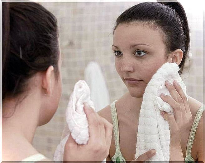 Young woman in front of a mirror