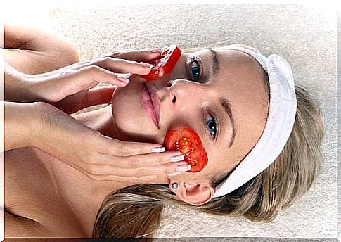 Tomato mask on the skin