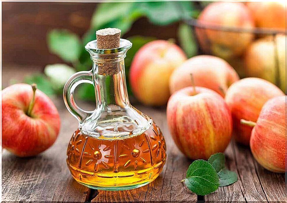 Prevent frizzy hair with apple cider vinegar