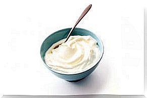 Reduce facial blemishes with yogurt