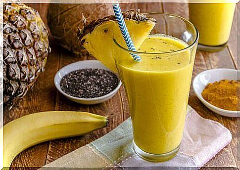 This delicious smoothie with banana and turmeric cleans your liver