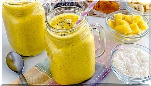 Smoothie with banana and turmeric