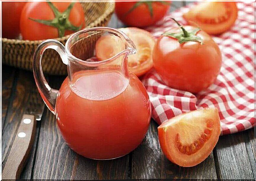 Tomato juice is a perfect addition to low-fat detox diets